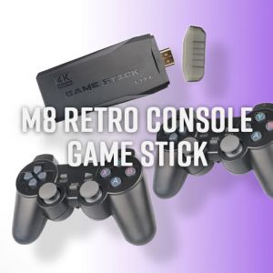 M8 Retro Game Stick Konsole mit seinen zwei Controllern, die im Lieferumfang enthalten sind.
